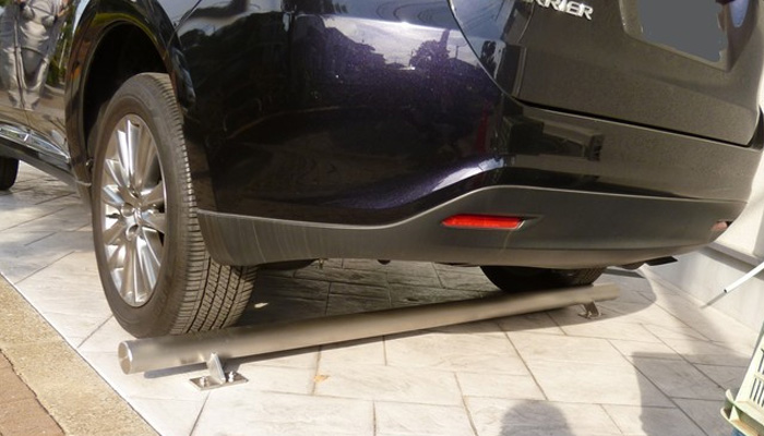 ステンレス製駐車ブロック「TOMERUNO」