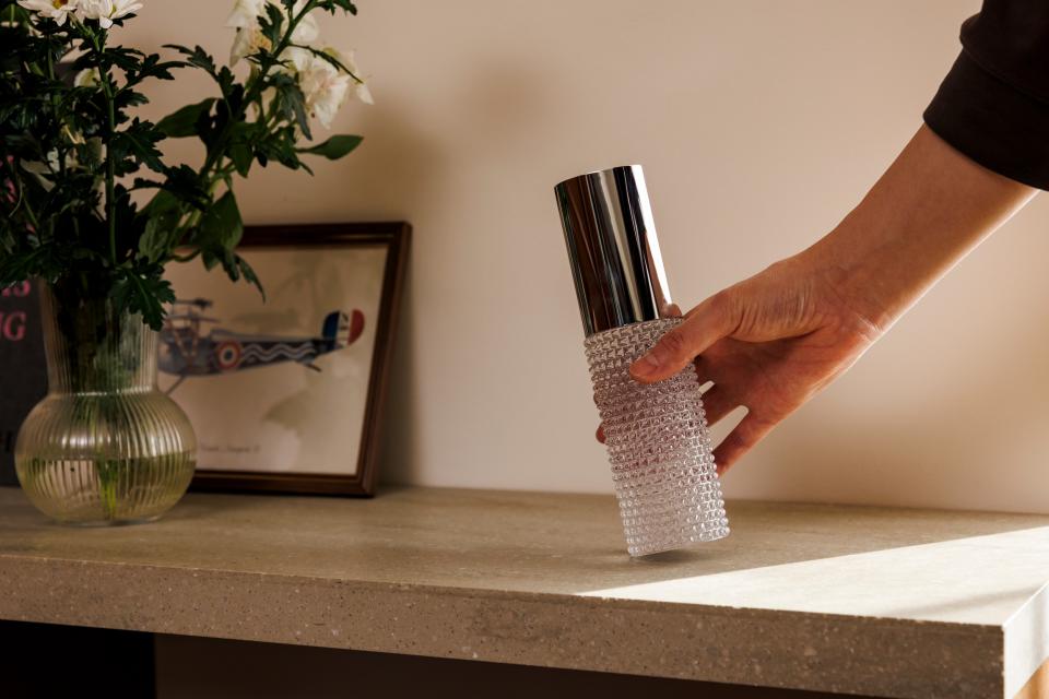 nora Parfum ポータブルテーブルライト|指紋が目立ちにくいガラス製テーブルランプ