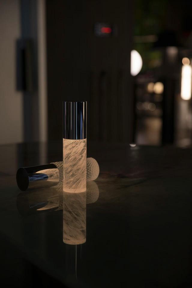 nora Parfum ポータブルテーブルライト|指紋が目立ちにくいガラス製テーブルランプ