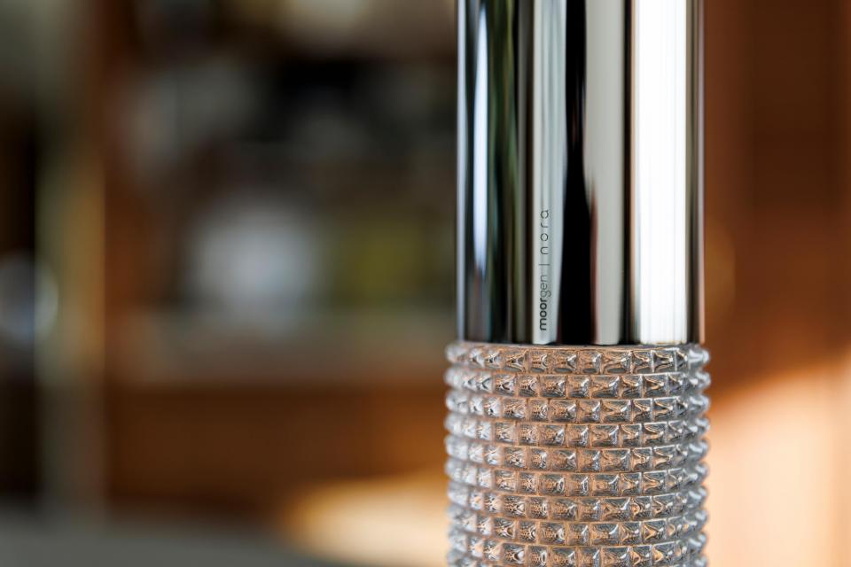 nora Parfum ポータブルテーブルライト|指紋が目立ちにくいガラス製テーブルランプ