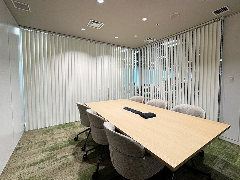 吸音バーチカルブラインド/東京ブラインド工業株式会社