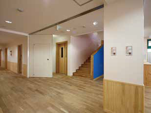 袖扉連動シャッター「TS PANORAMA Ⅱ」(パノラマ) / 2【非常時】袖扉閉鎖開始 / 東洋シヤッター株式会社