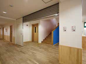 袖扉連動シャッター「TS PANORAMA Ⅱ」(パノラマ) / 3【非常時】袖扉閉鎖後、シャッター閉鎖開始 / 東洋シヤッター株式会社