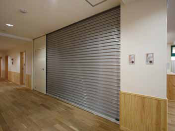 袖扉連動シャッター「TS PANORAMA Ⅱ」(パノラマ) / 4【非常時】シャッター・袖扉閉鎖状態 / 東洋シヤッター株式会社