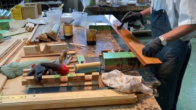 木製サッシ工場での塗装風景