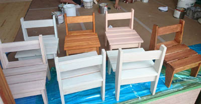 子供たちが塗装した木製の椅子
