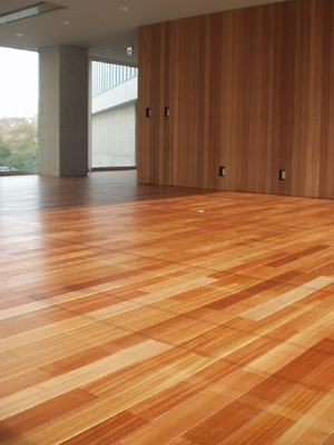 非住宅建築の屋内木部床面に【水性フロアー】