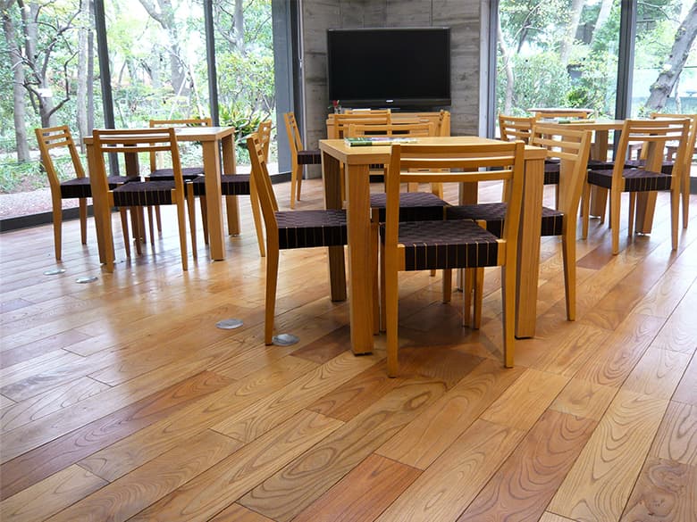 非住宅建築の屋内木部床面に【水性フロアー】