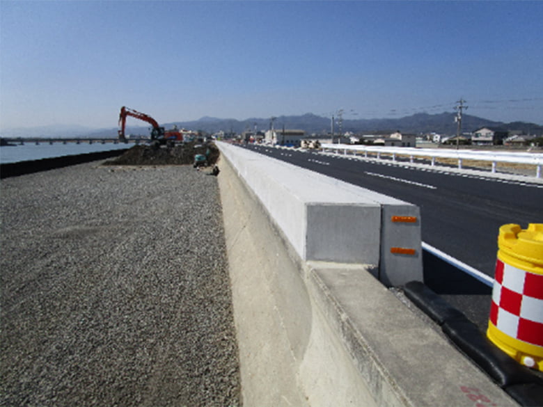 リアクトライズ+H(撥水)(けい酸塩系表面含浸材)