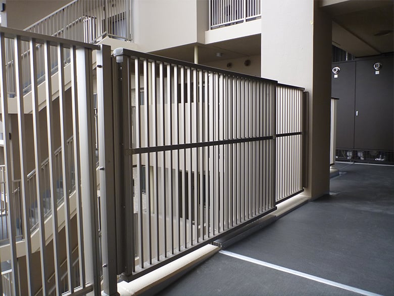 手すり型エキスパンションジョイント「Sraidi-α(スライディーアルファ)」