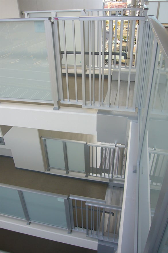 手すり型エキスパンションジョイント「Sraidi-α(スライディーアルファ)」