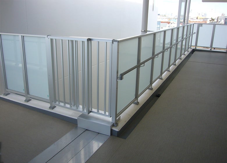 手すり型エキスパンションジョイント「Sraidi-α(スライディーアルファ)」