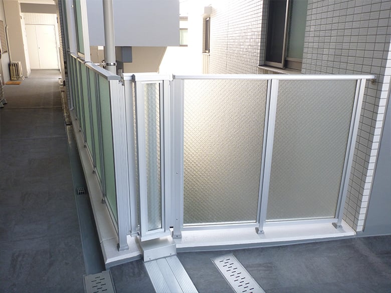 手すり型エキスパンションジョイント「Sraidi-α(スライディーアルファ)」