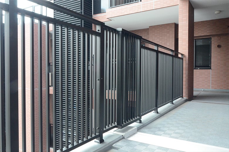 手すり型エキスパンションジョイント「Sraidi-α(スライディーアルファ)」