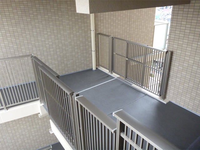 手すり型エキスパンションジョイント「Sraidi-α(スライディーアルファ)」