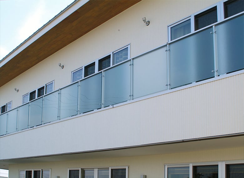 住宅用手すり付笠木「シルクライト」