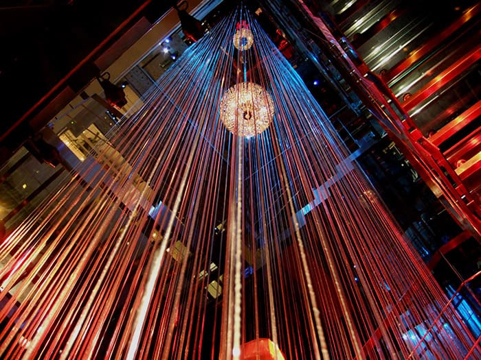 「室内に雨のような演出「フィルムフォール」」株式会社ウォーターパール