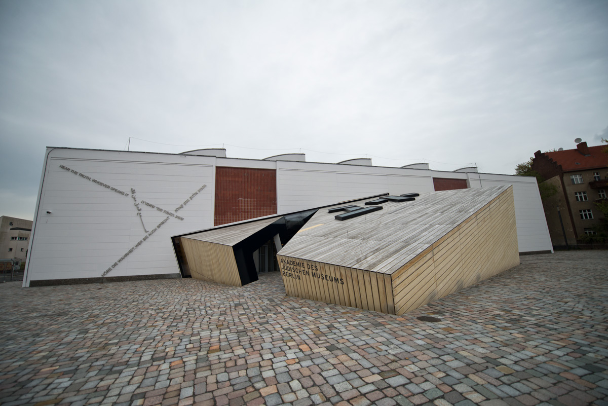 高耐久化天然木材「アコヤ」