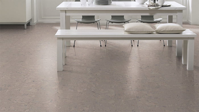 お子様やペットにも安心。体に優しい床暖房対応コルクフローリング