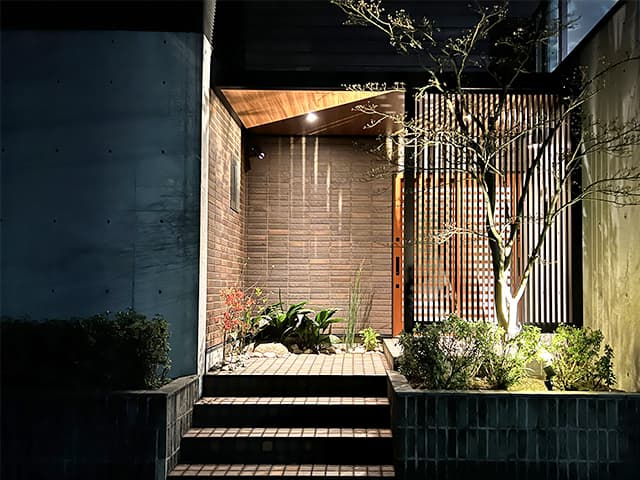 リサイクルタイル「eco Revo(エコレボ)」暁 / 株式会社エクシィズ