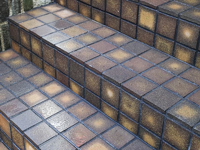 リサイクルタイル「eco Revo(エコレボ)」暁 / 株式会社エクシィズ