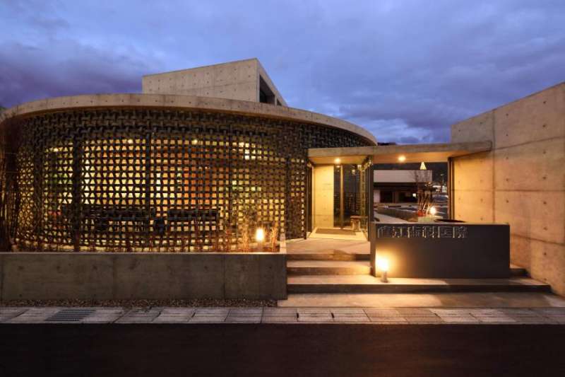 装飾瓦「Woven Ceramic Echizen」/ カラー:銀鼠 / 株式会社吉光工業