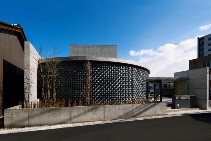 装飾瓦「Woven Ceramic Echizen」/ カラー:銀鼠 / 株式会社吉光工業