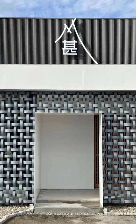 装飾瓦「Woven Ceramic Echizen」/ カラー:銀鼠 / 株式会社吉光工業